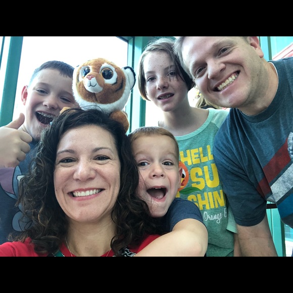 Meet your Posher, Courtney - Picture 3 of 4